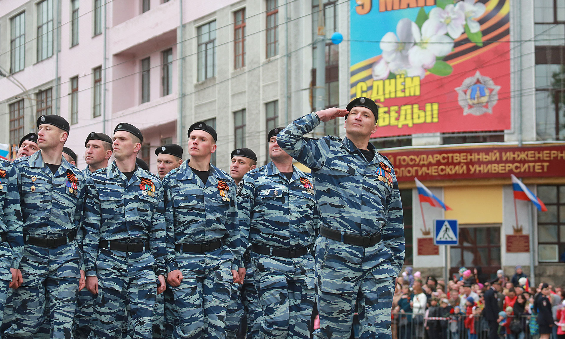 Новости / Торжественное шествие парадных расчетов Брянского гарнизона и  Парад поколений / Правительство Брянской области